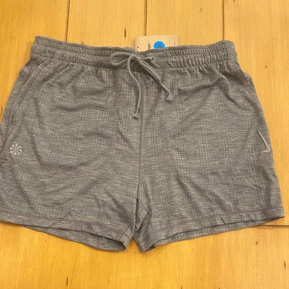 Nike Men’s Yoga Unlined Standard Fit Gray Athletic Shorts Pockets New large - Picture 9 of 15